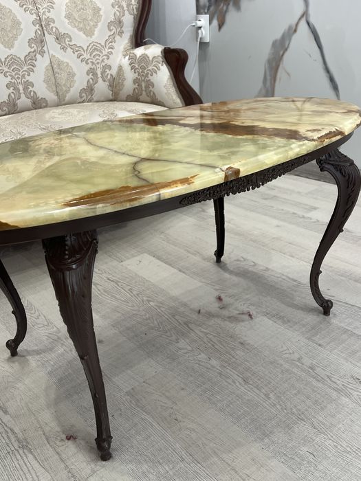 Холна маса с естествен камък оникс