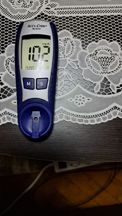 Vând glucometru Accucheck  Active stare bună