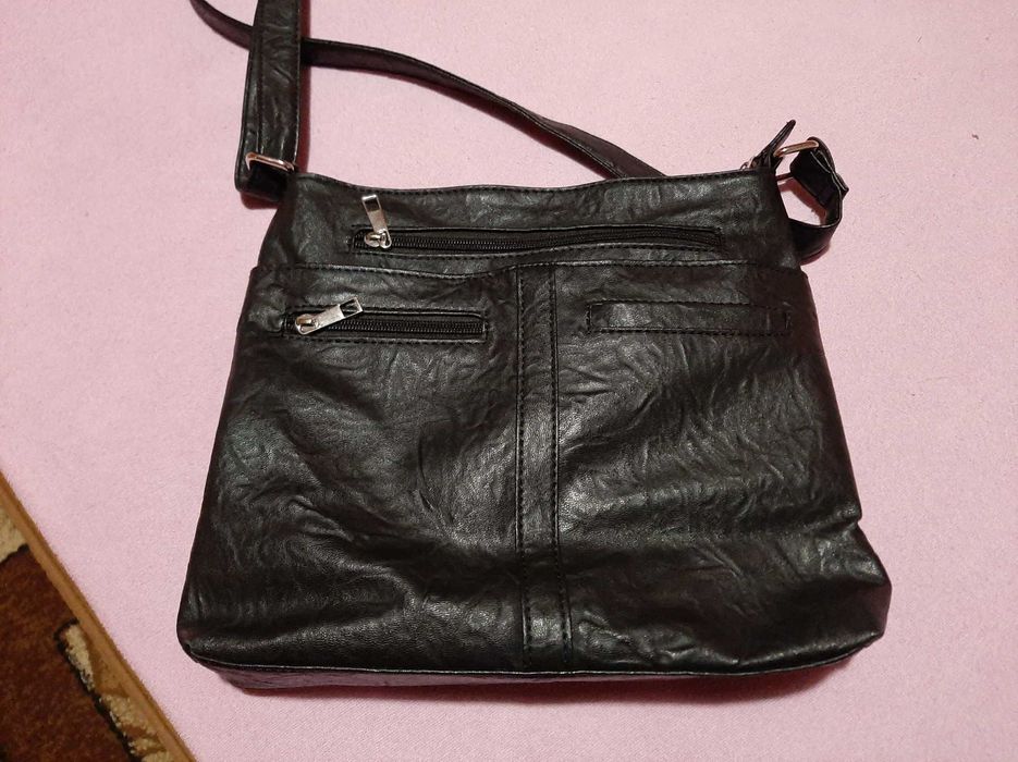 Дамска кожена чанта с много джобове