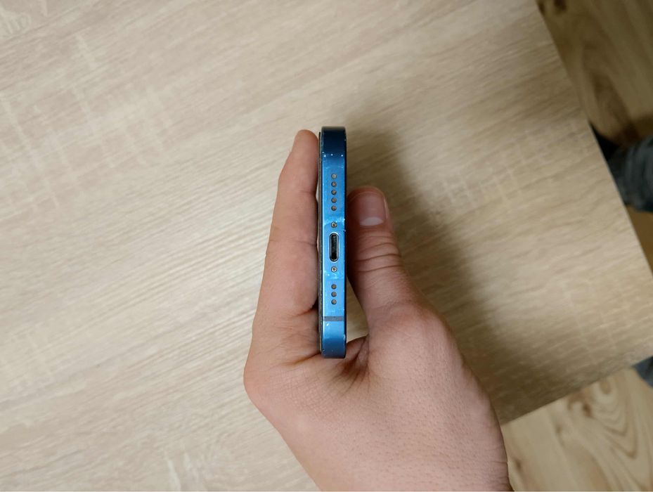 Продавам iphone 12 64 гб