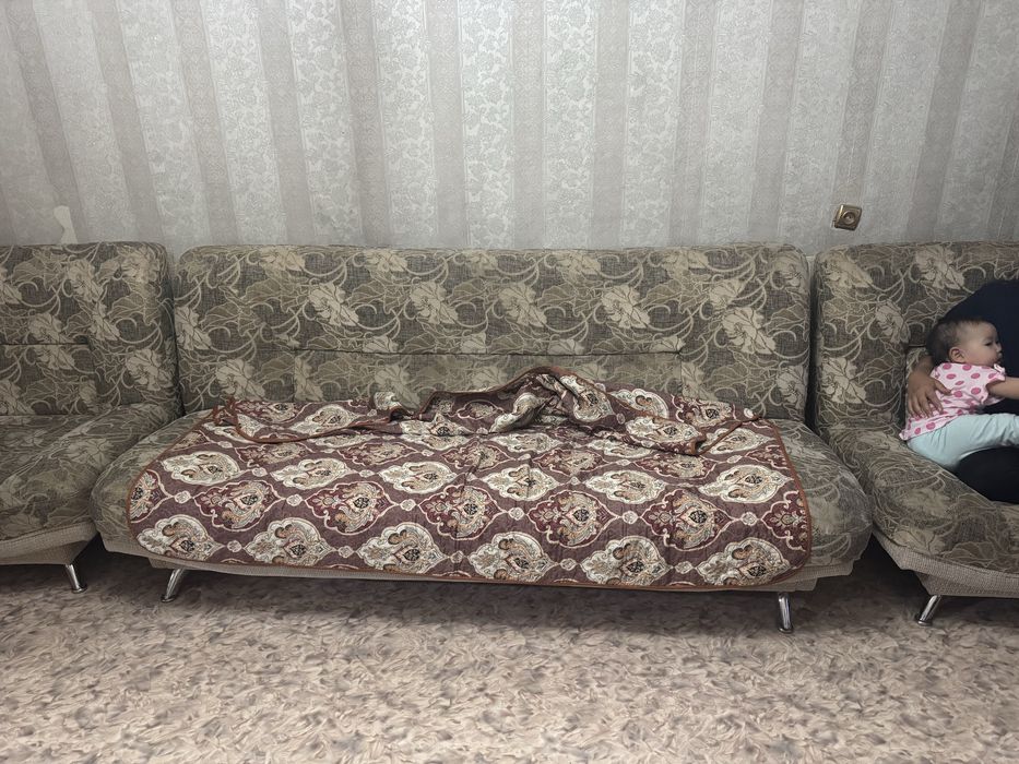 Продам диван состояние средный