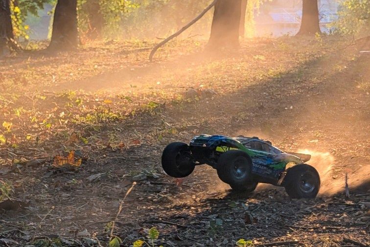 • Traxxas Rustler 4x4 VXL • Baterie 3s • Încărcător Traxxas