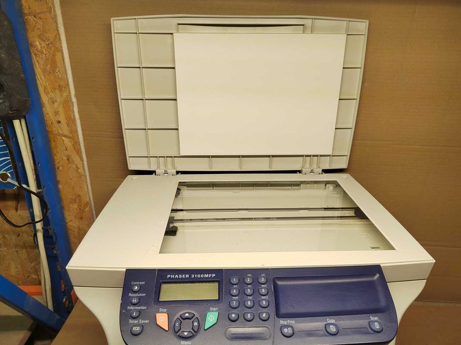 Продавам принтер Xerox с повреда и две пълни касети