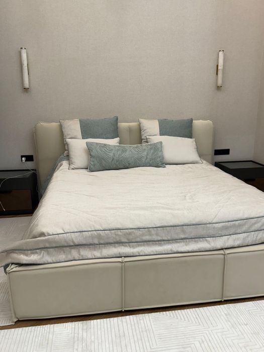 Кровать без матраса