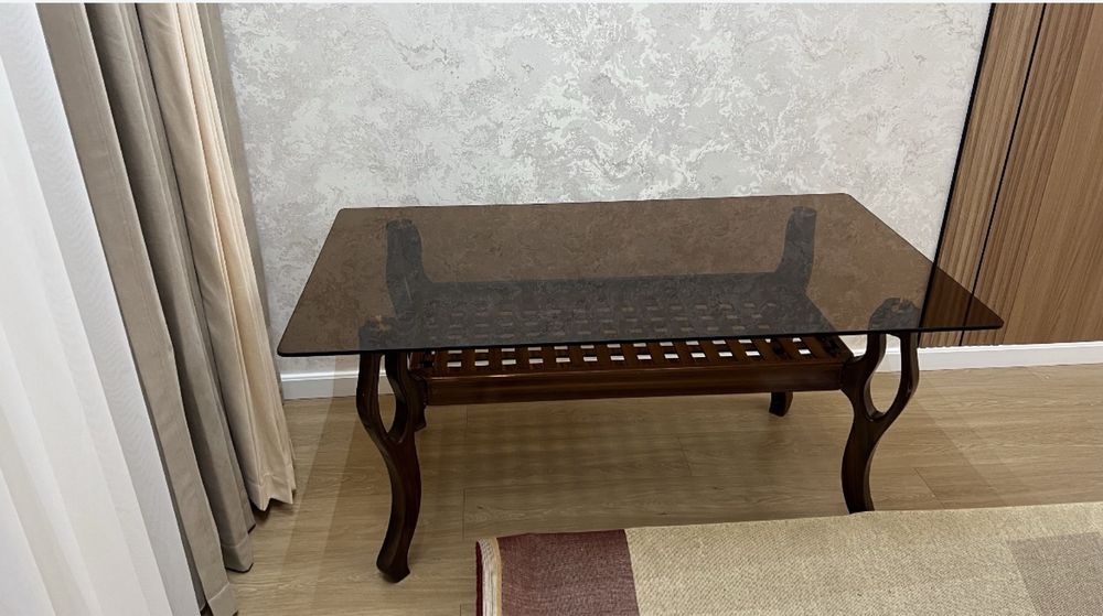 Jurnalniy stol sotiladi