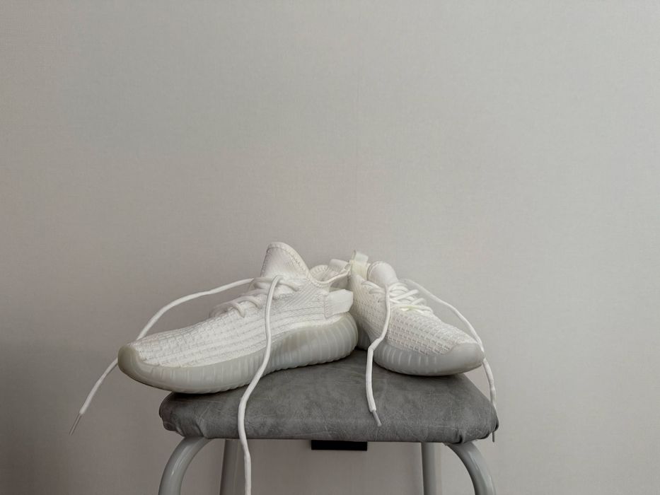 Продам женские кроссовки новые