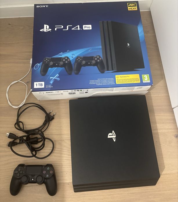 Vând PlayStation 4 PRO 1TB, in stare foarte buna, folosit foarte putin