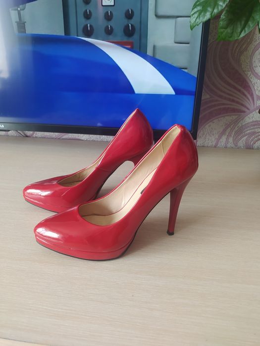 Продам новые туфли лодочки