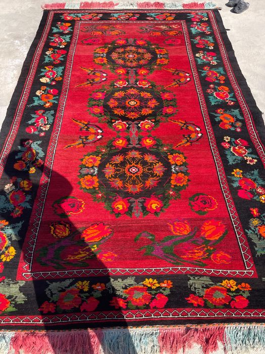 Қол кілем сатылады