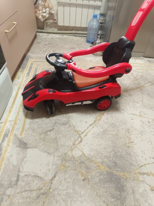 Красный толокар с ручкой