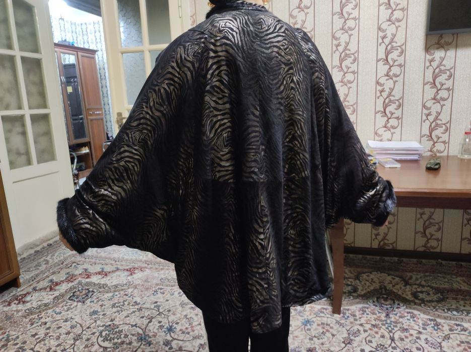 Полу плащь накидка .Фасон летучий мыш  .Новый .кожа замш импорт