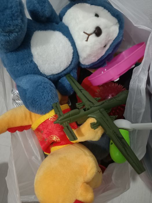 Отдам вещи и игрушки на мальчика 5 лет