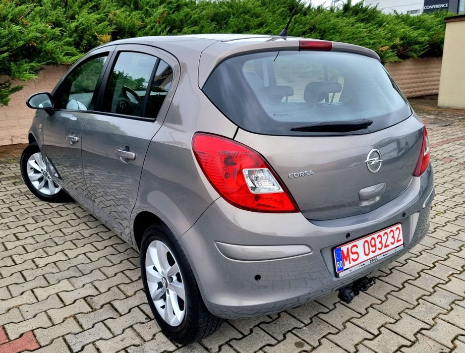 Opel Corsa~Motor 1.4 Benzină~114000 km~An 2014~Senzori parcare~Led de zi~Superbă