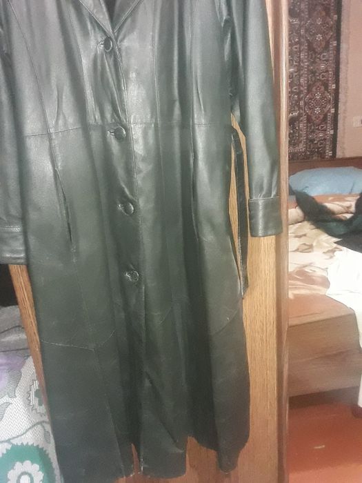 Кожаное женское пальто темно зелёного цвета