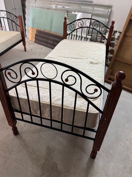 Продаётся кровать с матрацом