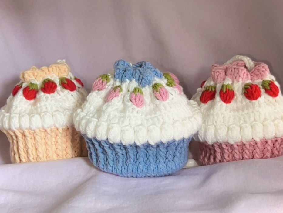 Подаръчна торбичка във формата на кексче със сладка играчка