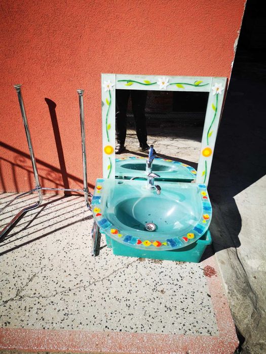 Мивка с огледло за баня