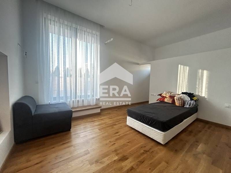 Четиристаен обзаведен апартамент за продажба, с големи стаи и собствен