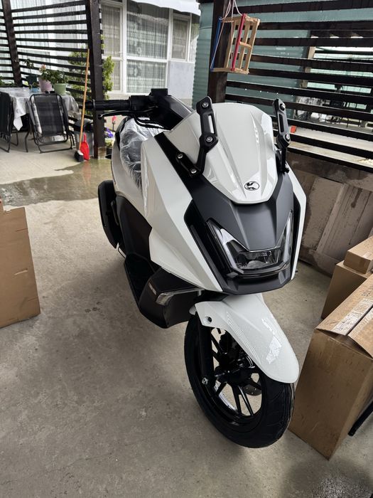 Scuter Kymko Skytown 125 plus echipament moto