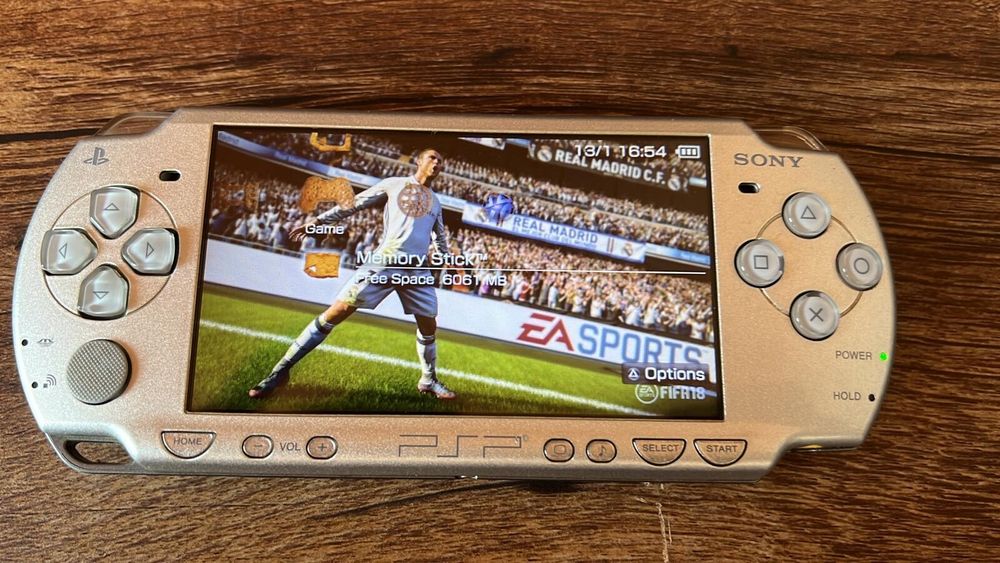 Sute de jocuri pentru PSP ( nu consola ! ] + gratis căști