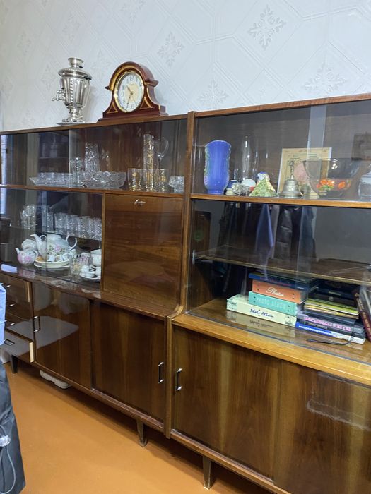 Книжный шкаф и сервант, стенка