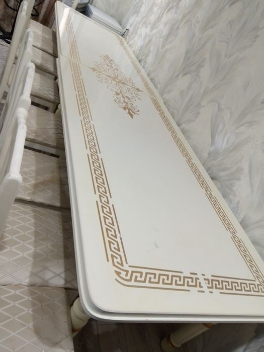 Продаётся гостиный стол со стульями