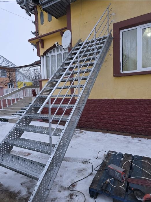 Firma noastră realizează SCARI METALICE Interioare si Exterioare la comandă !

PROIECTARE - EXECUȚIE SI MONTAJ in toata țara !

SCARI cu trepte lemn f