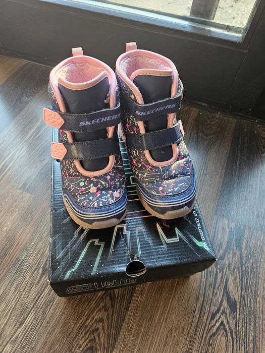 Skechers светещи