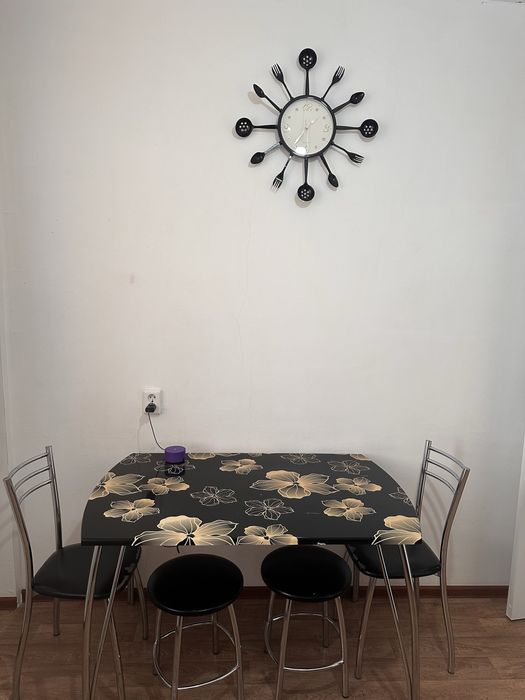 Стол со стульями