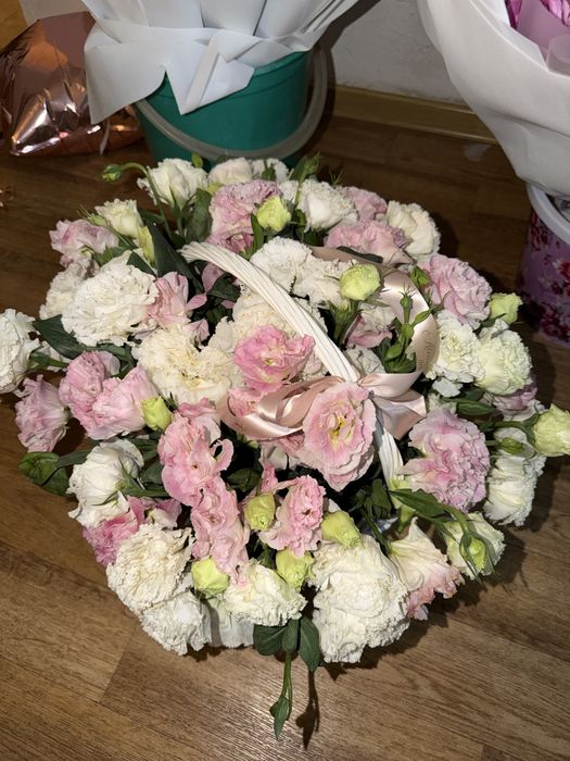 Красивые цветы в корзине