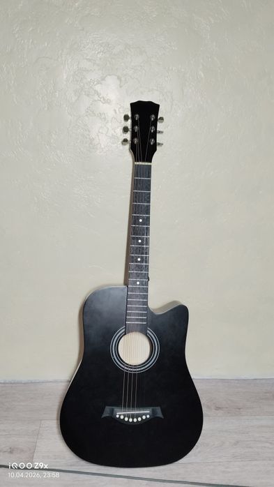 Гитара чёрного цвета
