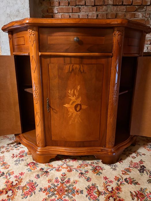 Красив старинен скрин