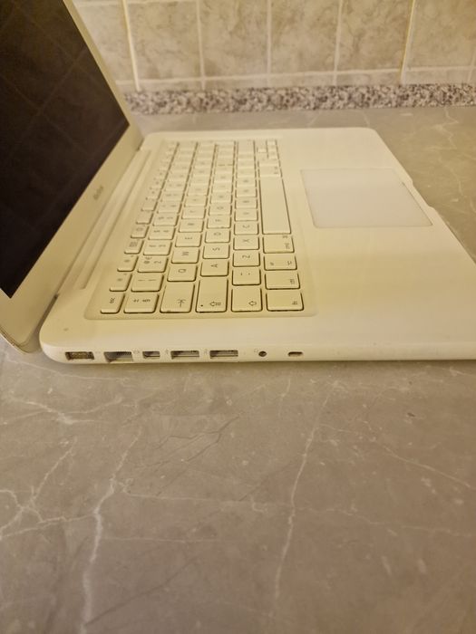 De vânzare macbook an 2009 funcțional cu alimentare originala
