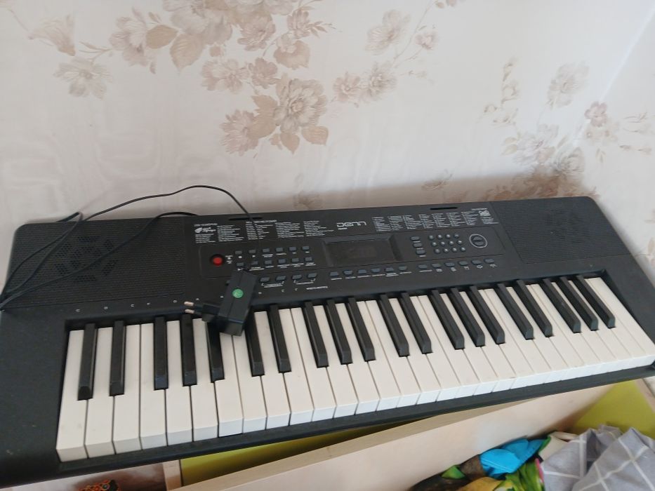 Продам синтезатор Denn dek494