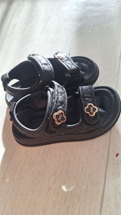 Продам детскую обувь