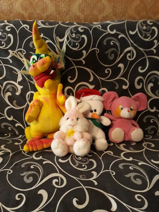 Детски играчки,образователни дървени домина и плюшени играчки.