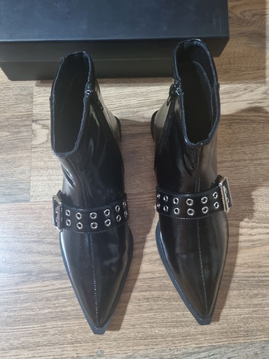 Боти с лаково покритие