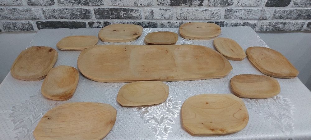 Set platou rustice contine  13 piese