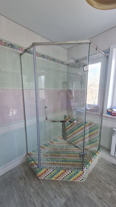 Душевые кабины (перегородки), шторки для ванной