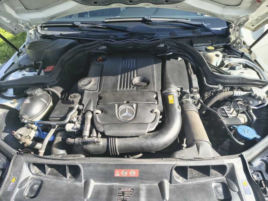 Mercedes Benz  breack de culoare alb