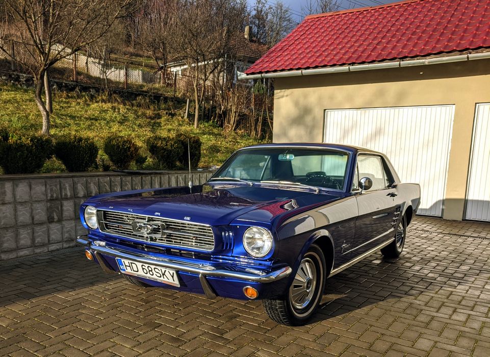 Ford Mustang vehicul istoric in talon