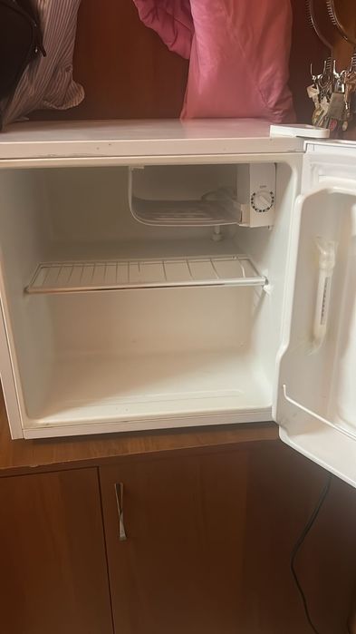 Мини холодилник работает