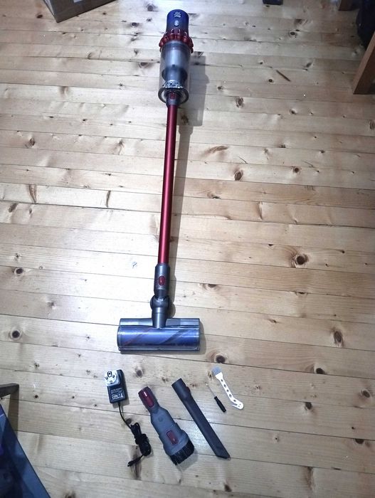 Отлична прахосмукачка Dyson V10 с добра оригинална батерия и аксесоари