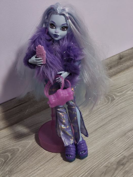 Păpuși Rainbow High și Monster High