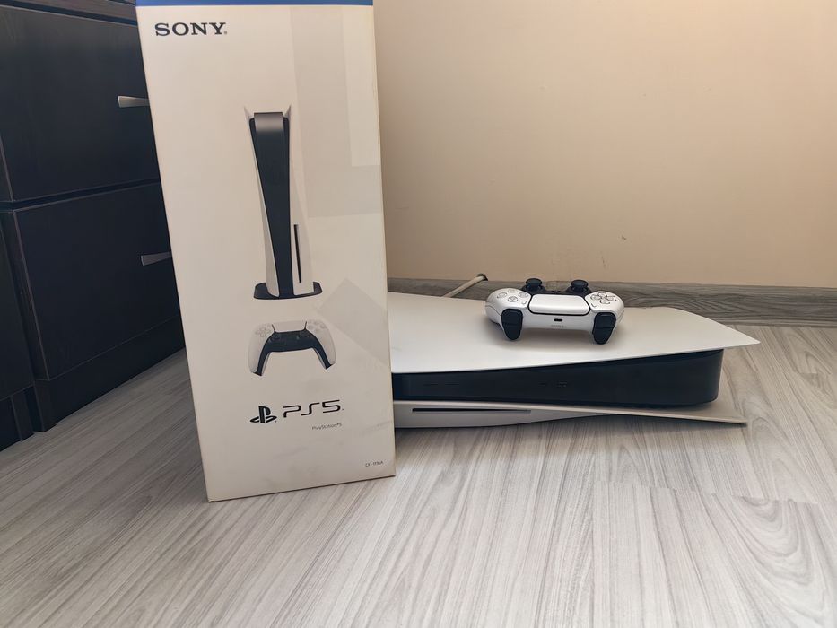 Продавам отлично запазен Playstation 5 Standard Disk Edition
