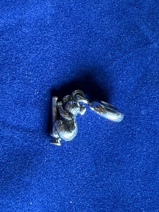 Гривна Pandora с 21 талисмана в отлично състояние на супер цена