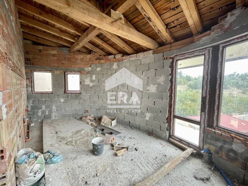 Четириетажна сграда със смесено предназначение