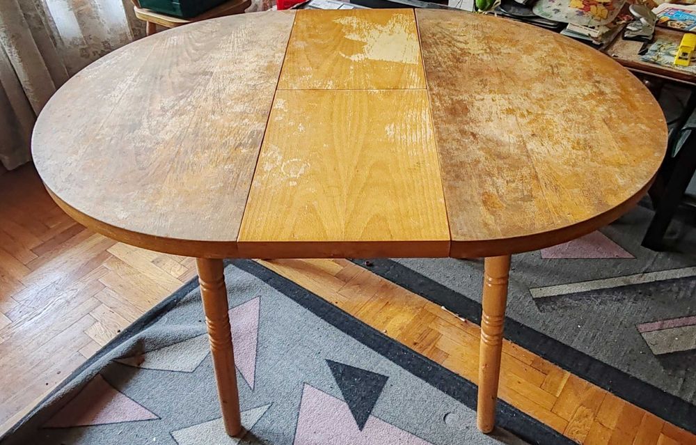 Продавам маса и столове от естествено дърво