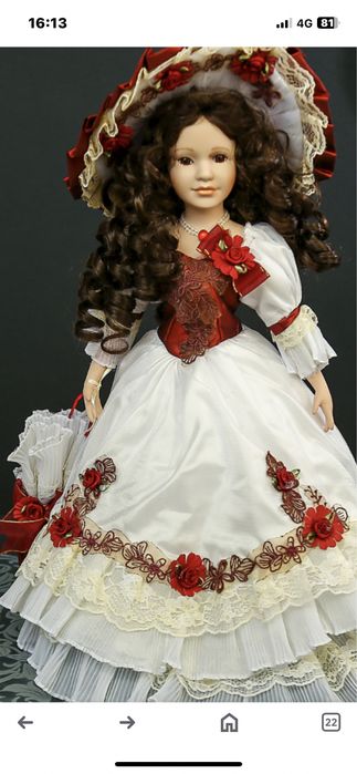 Кукла фарфоровая