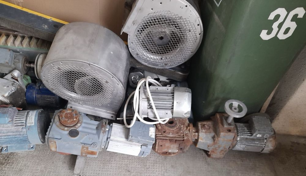 Diferite motoare electrice si reductoare mari